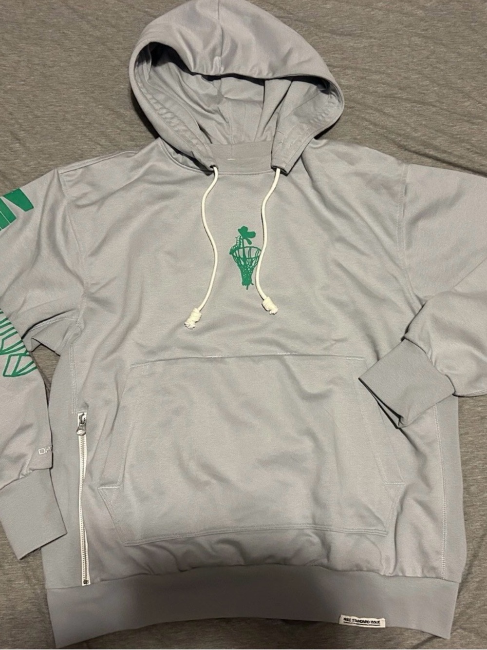 Nike “Standard Issue” Dri-Fit Graphic Basketball Pullover Hoodie Men’s Large NWT